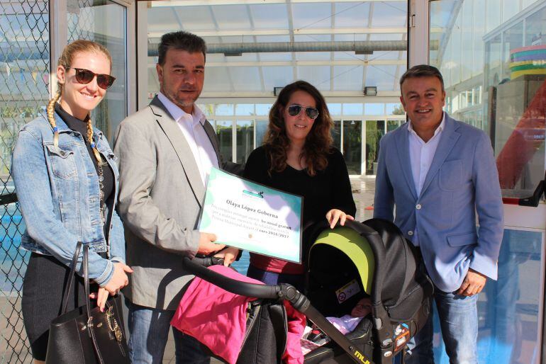 Entrega del bono anual gratuito para Olaya para que pueda iniciar sus ejercicios de rehabilitación en la piscina municipal del Poble Nou de Benitatxell.