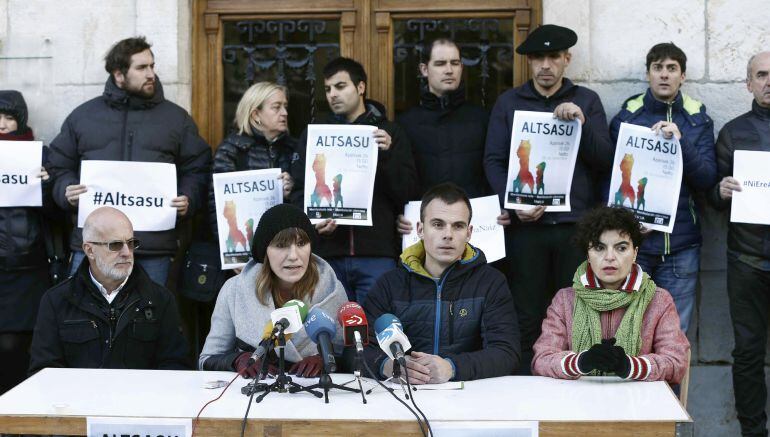 Los alcaldes de la Sakana, Aitor Larraza (2d), de Irurtzun; Eneka Maiz (2i), de Etxarri Aranatz; Ainhara Ayestaran (d), de Huarte Arakil, y el teniente alcalde de Alsasua, Pedro Jiménez (i), durante la rueda de prensa que han ofrecido frente al Ayuntamien