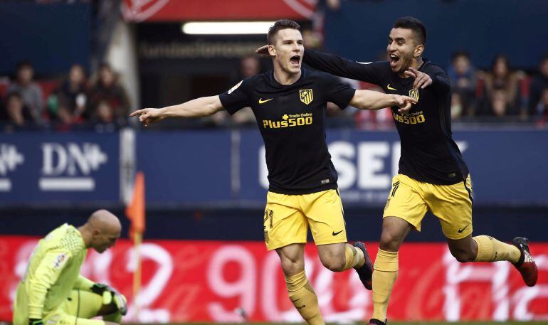 El delantero del Atlético de Madrid Kevin Gameiro celebra con su compañero Ángel Correa el gol marcado ante el Osasuna.