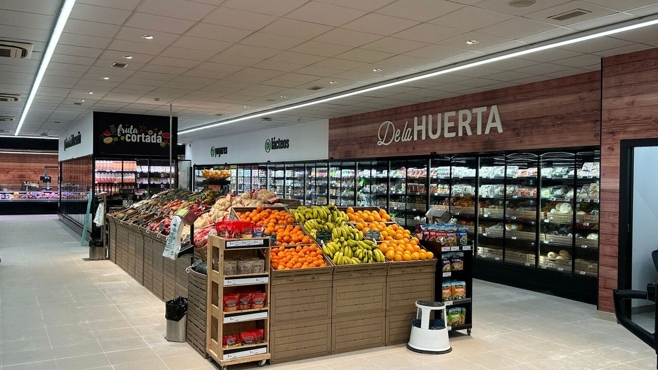 Lineal de frutas y verduras en un supermercado de la cooperativa granadina Covirán