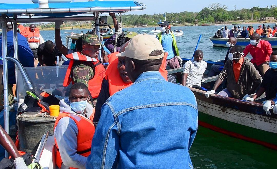 Imágenes del rescate tras el naufragio registrado este jueves en Tanzania. 