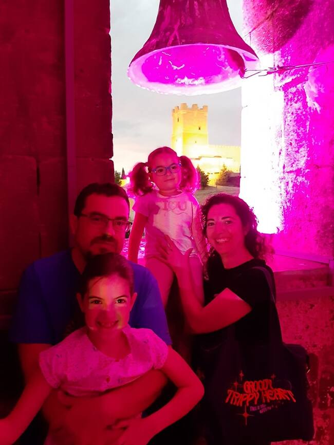 Emma y familia, en el campanario