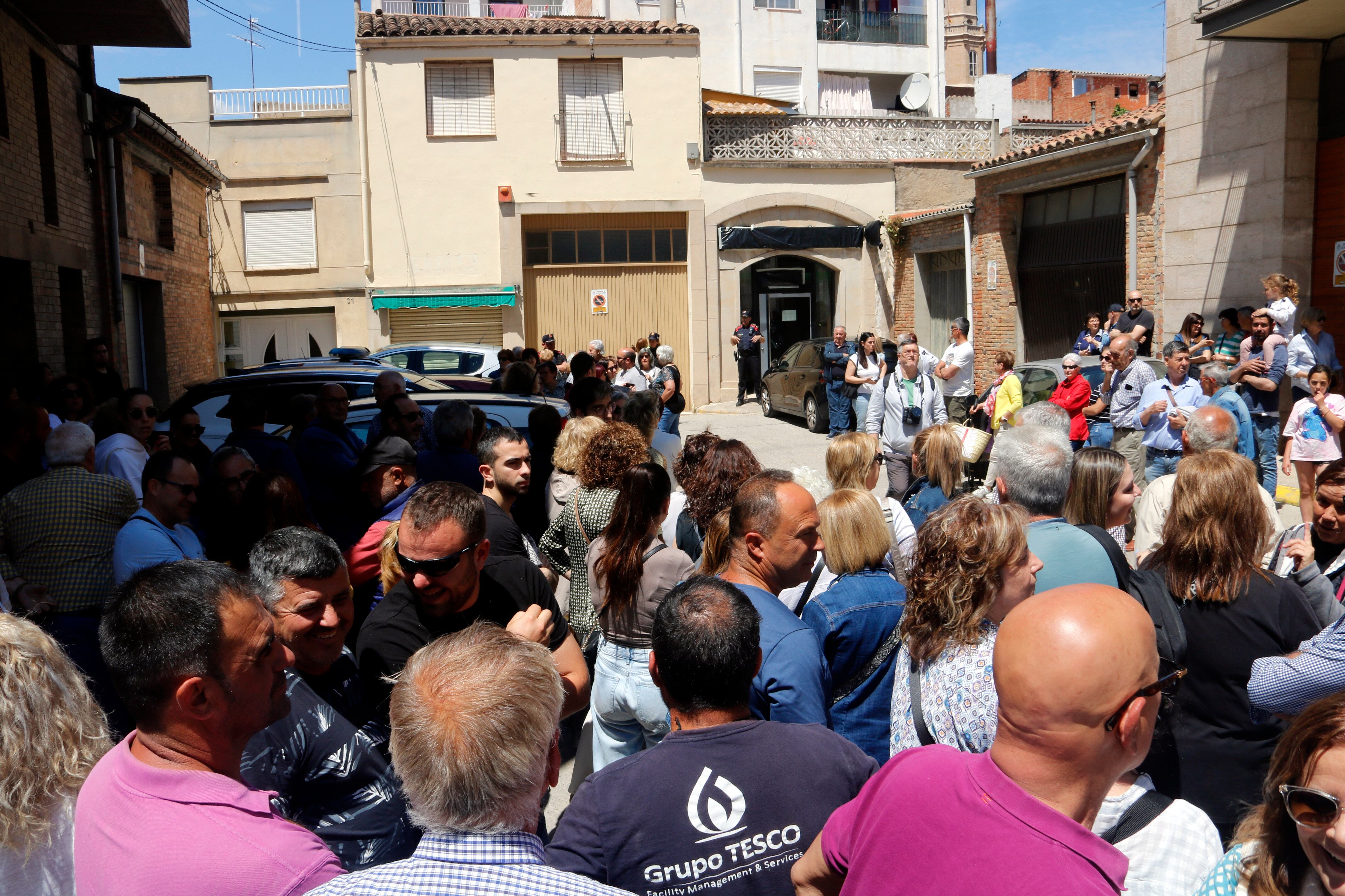 Unes 200 persones es van concentrar el 22 de maig davant l'oficina de "la Caixa" de Les Borges per queixar-se dels conflictes en un bloc okupat, propietat d'InmoCaixa. Foto:  ACN.