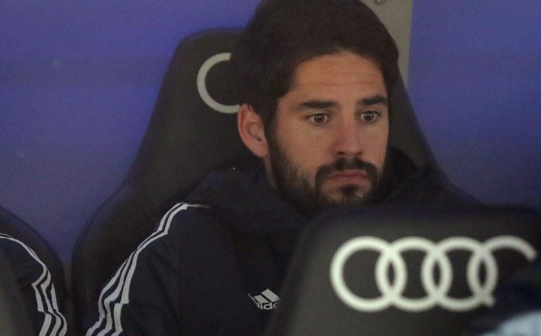 Isco, en el banquillo en el partido entre el Real Madrid y la Real Sociedad.