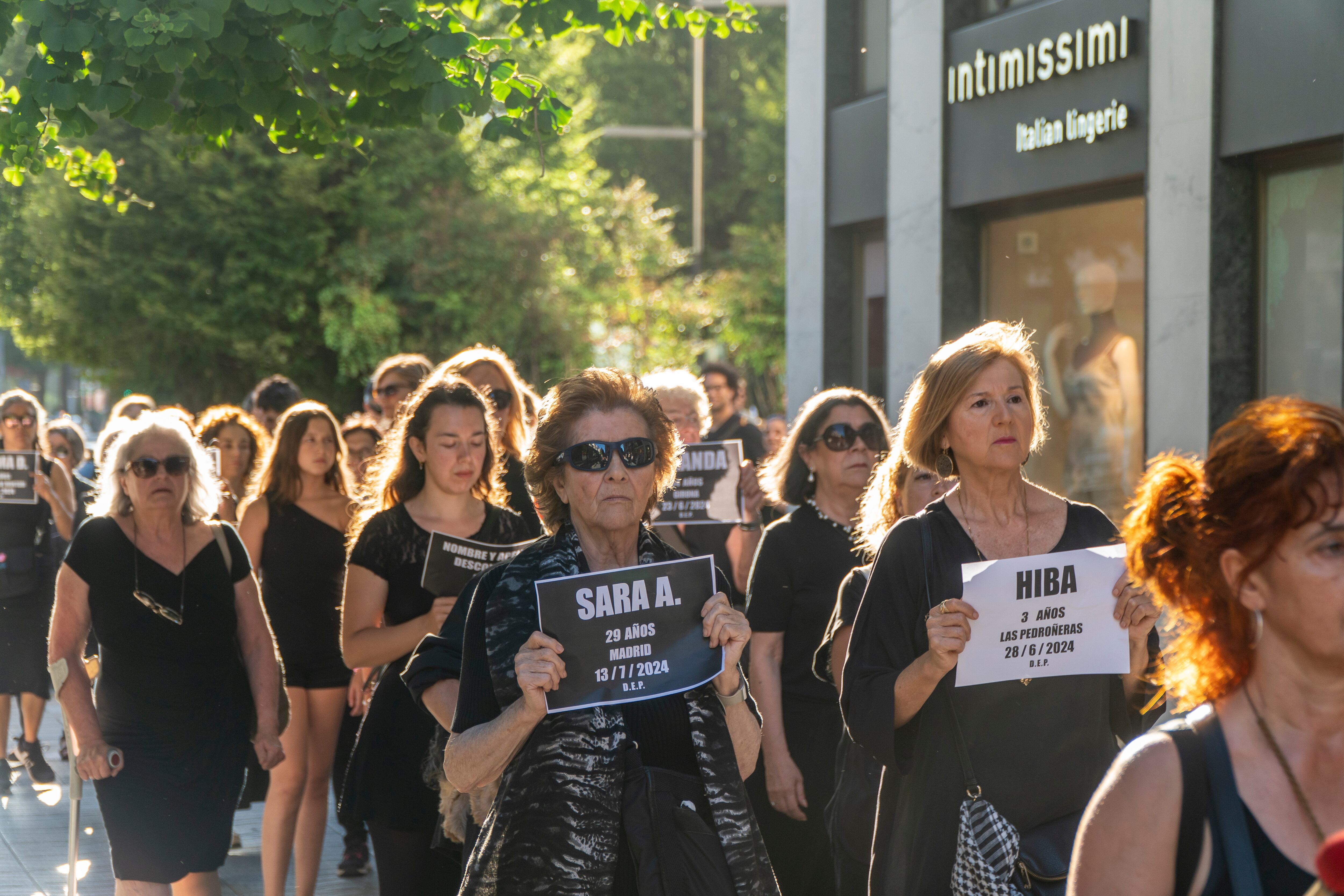 SANTANDER, 22/07/2024.- Una marcha de mujeres vestidas de luto. La Comisión 8 de Marzo ha organizado este lunes un ?cortejo fúnebre? en Santander en homenaje a las víctimas de violencia machista. EFE/ROMÁN G. AGUILERA
