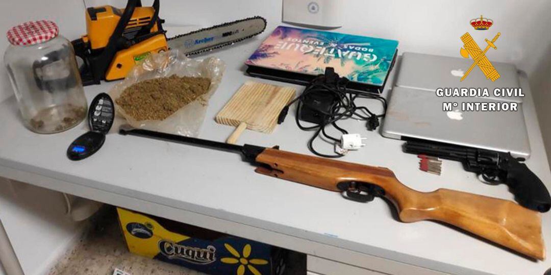 Efectos intervenidos en una operación realizada por la Guardia Civil en Mengíbar.