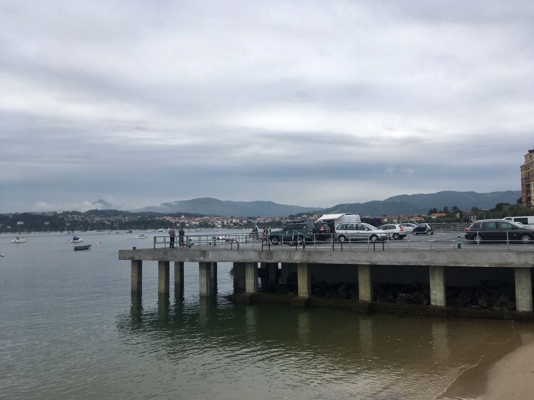 La Guardia Civil en el parking de la Benta que da acceso al barco transfronterizo. 