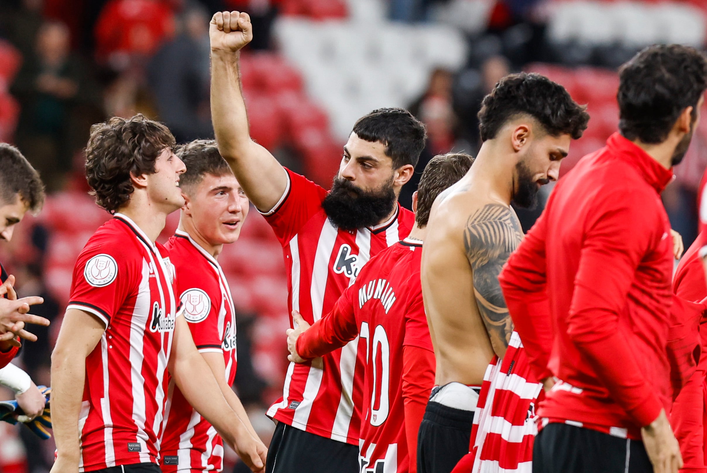 Los jugadores del Athletic celebran su victoria frente al Alavés tras el encuentro correspondiente a los octavos de final de la Copa del Rey disputado este martes en el estadio de San Mamés, en Bilbao