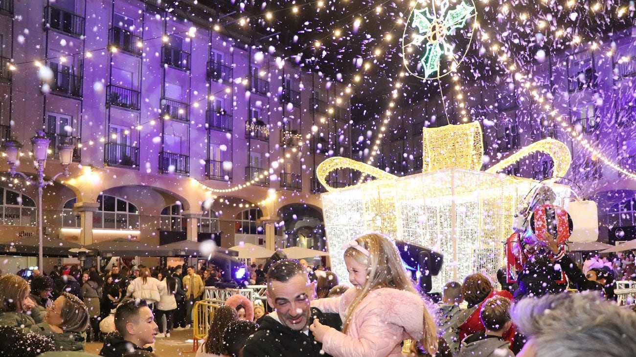 La Plaza Mayor ha acogido el acto del encendido del alumbrado navideño en Elda