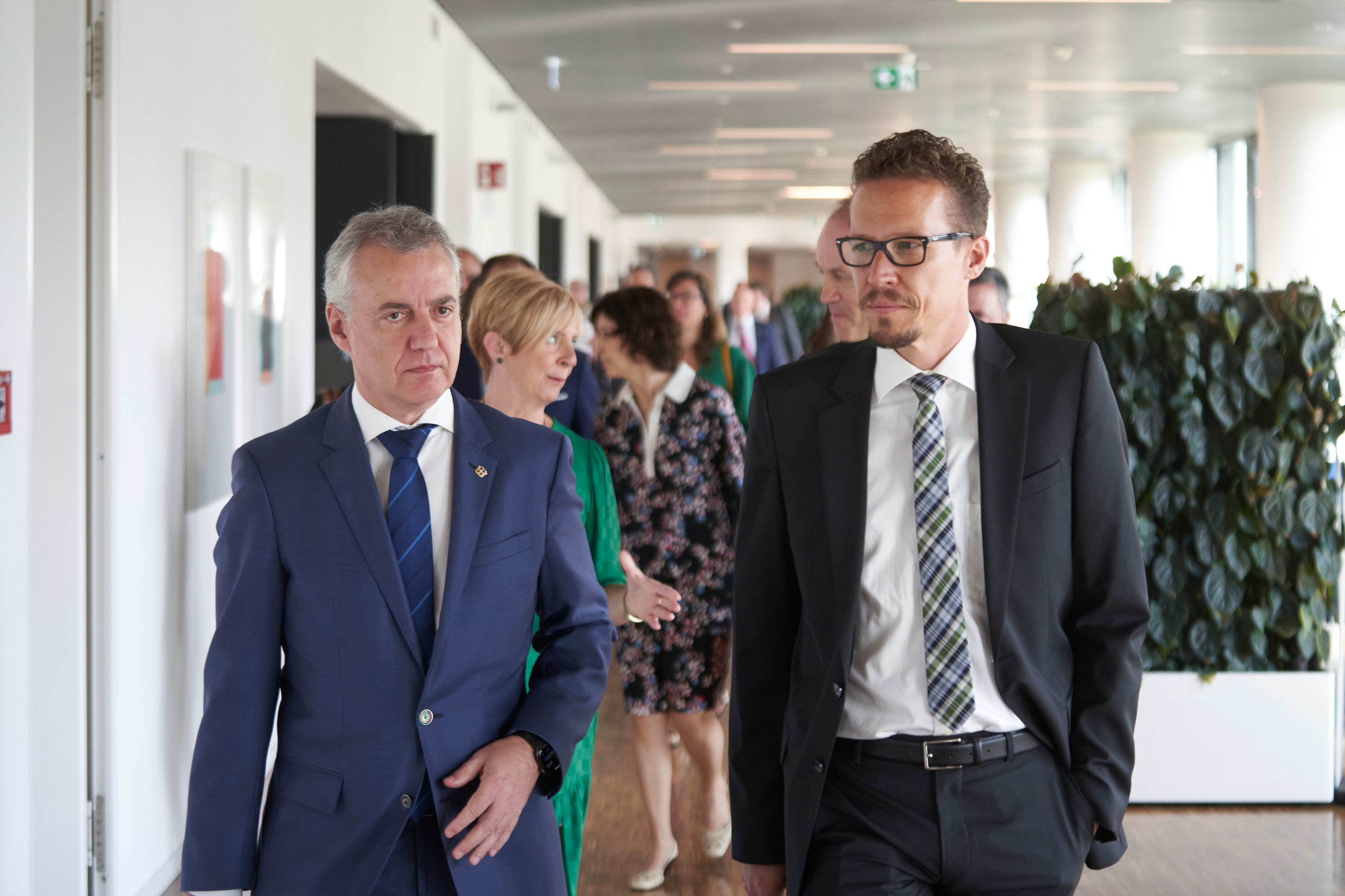 STUTTGART (ALEMANIA), 06/07/2022.- El lehendakari, Iñigo Urkullu, se reúne en Stuttgart (Alemania) con la dirección de la multinacional automovilística Mercedes Benz-Vans para apoyar una posible inversión de 1.200 millones en la planta alavesa mientras la plantilla de la fábrica en Vitoria, con más de 5.000 trabajadores, secunda una nueva jornada de huelga. EFE/Irekia SOLO USO EDITORIAL/SOLO DISPONIBLE PARA ILUSTRAR LA NOTICIA QUE ACOMPAÑA (CRÉDITO OBLIGATORIO)
