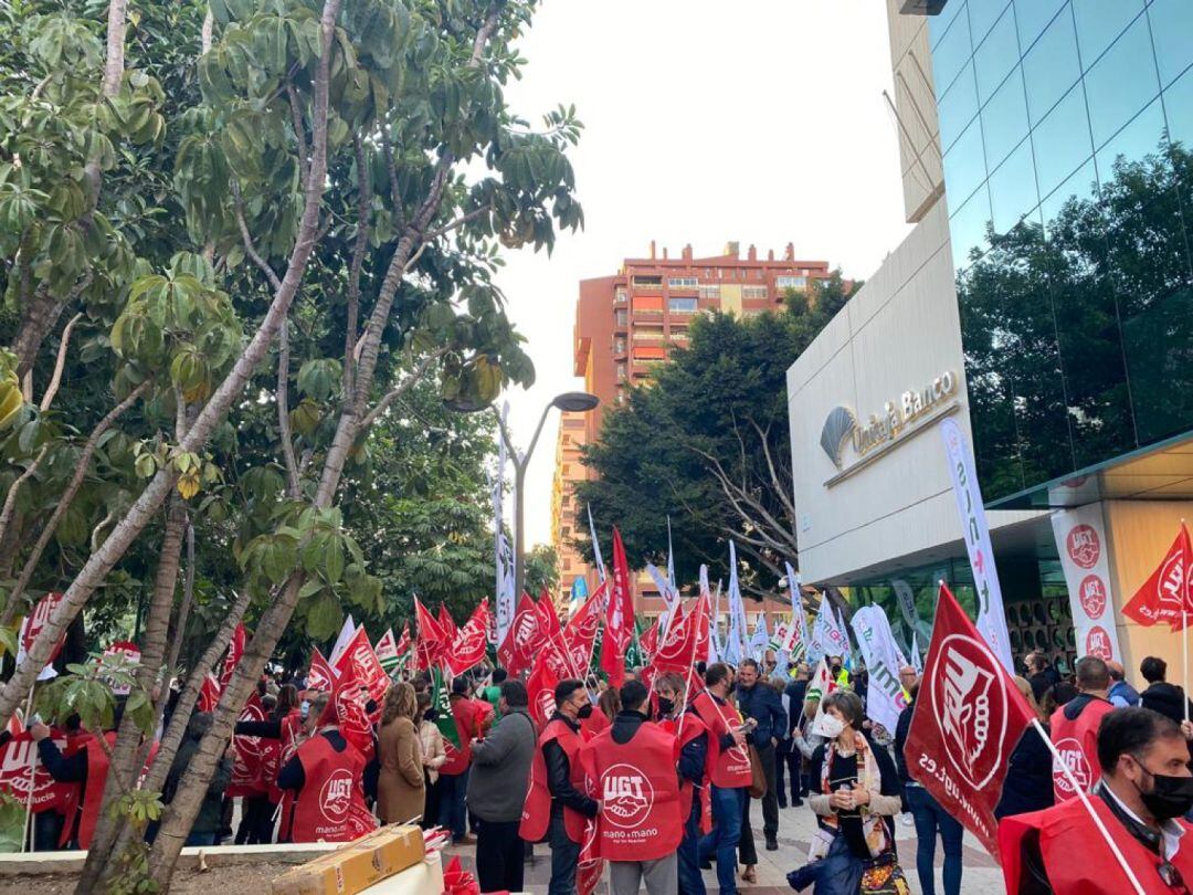 Según los sindicatos, 2.500 personas participaron en la concentración de este martes