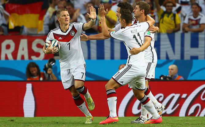 Miroslav Klose celabra un gol ante Ghana con Bastian Schweinsteiger y Thomas Mueller.