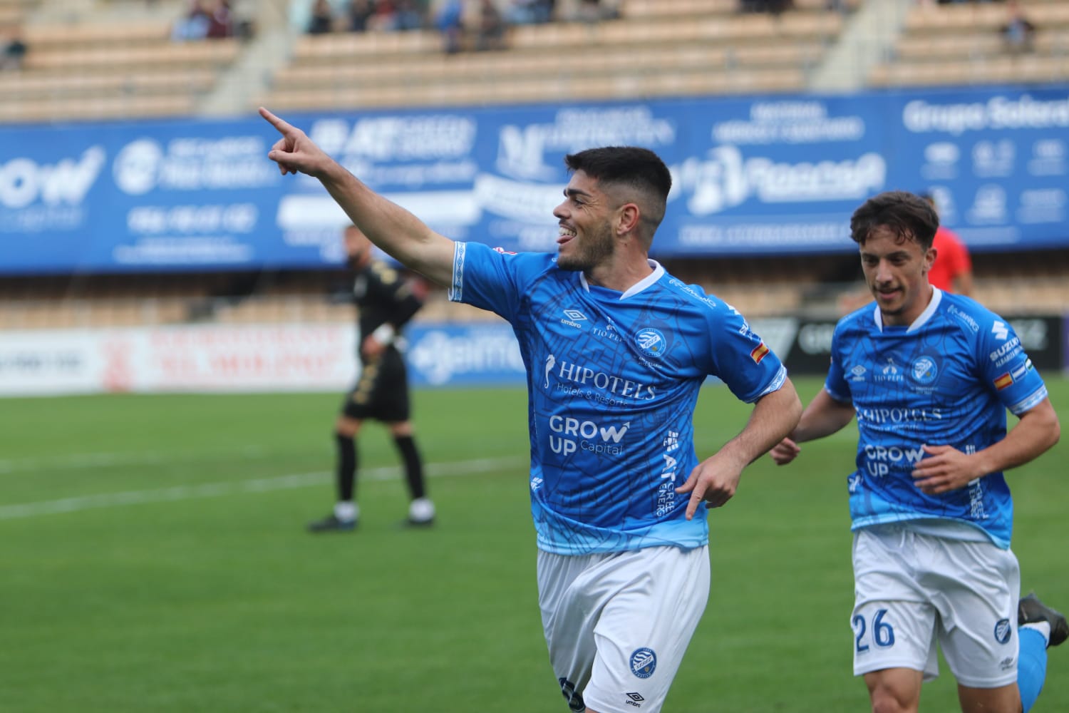 Carri celebra el gol con el que adelanta a su equipo