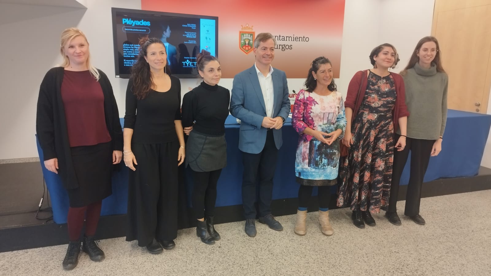 César Barriada -centro-, presidente de ProBurgos, junto con representantes del colectivo Artesanas del Sentir y de sendas compañías de Italia y Colombia. / Foto: Radio Castilla