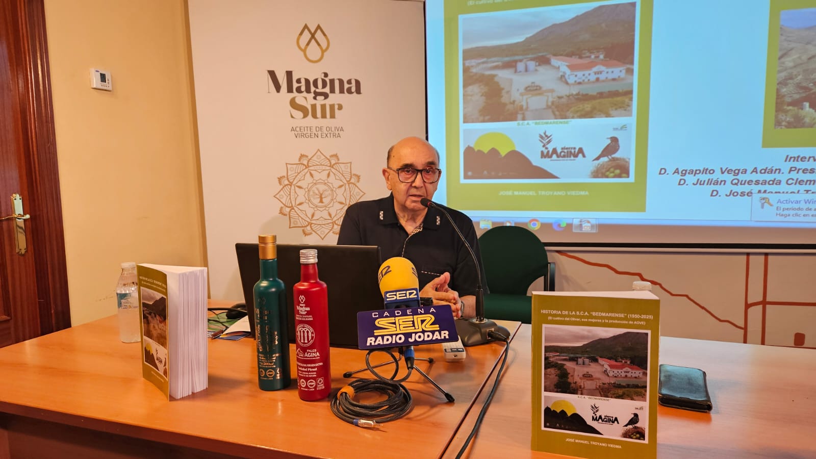 Momento de la intervención del autor del libro sobre la Historia de la Cooperativa Bedmarense (1959-2025)