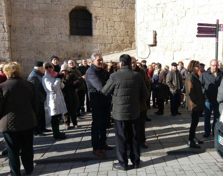 Jubilados concentrados en las inmediaciones de la Plaza de España de Peñafiel