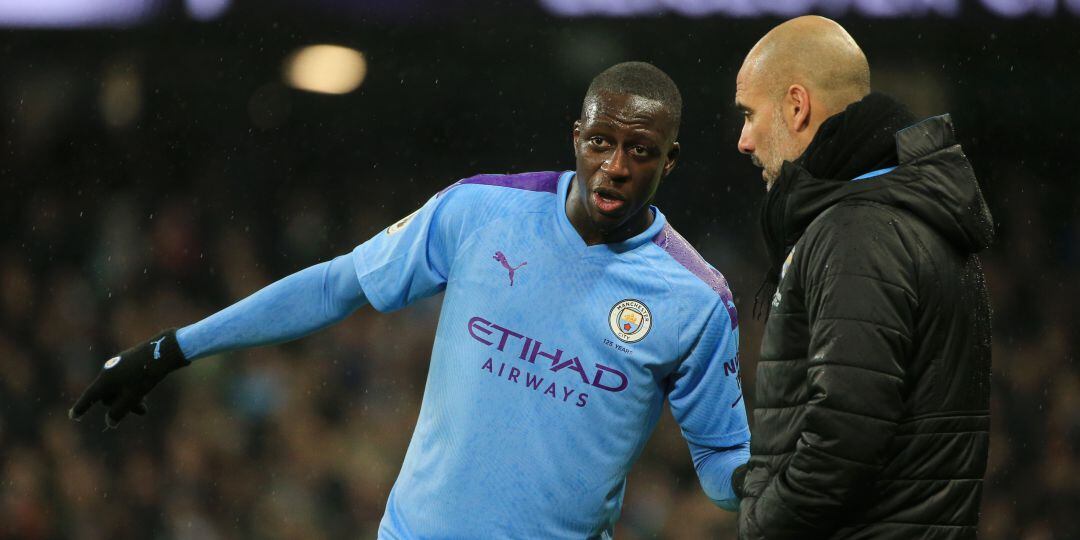 pep Guardiola da instrucciones durante un partido a Mendy