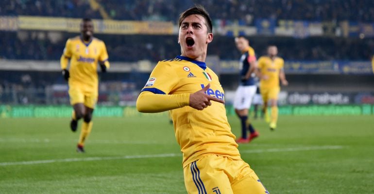 Paulo Dybala celebra uno de sus goles en Verona