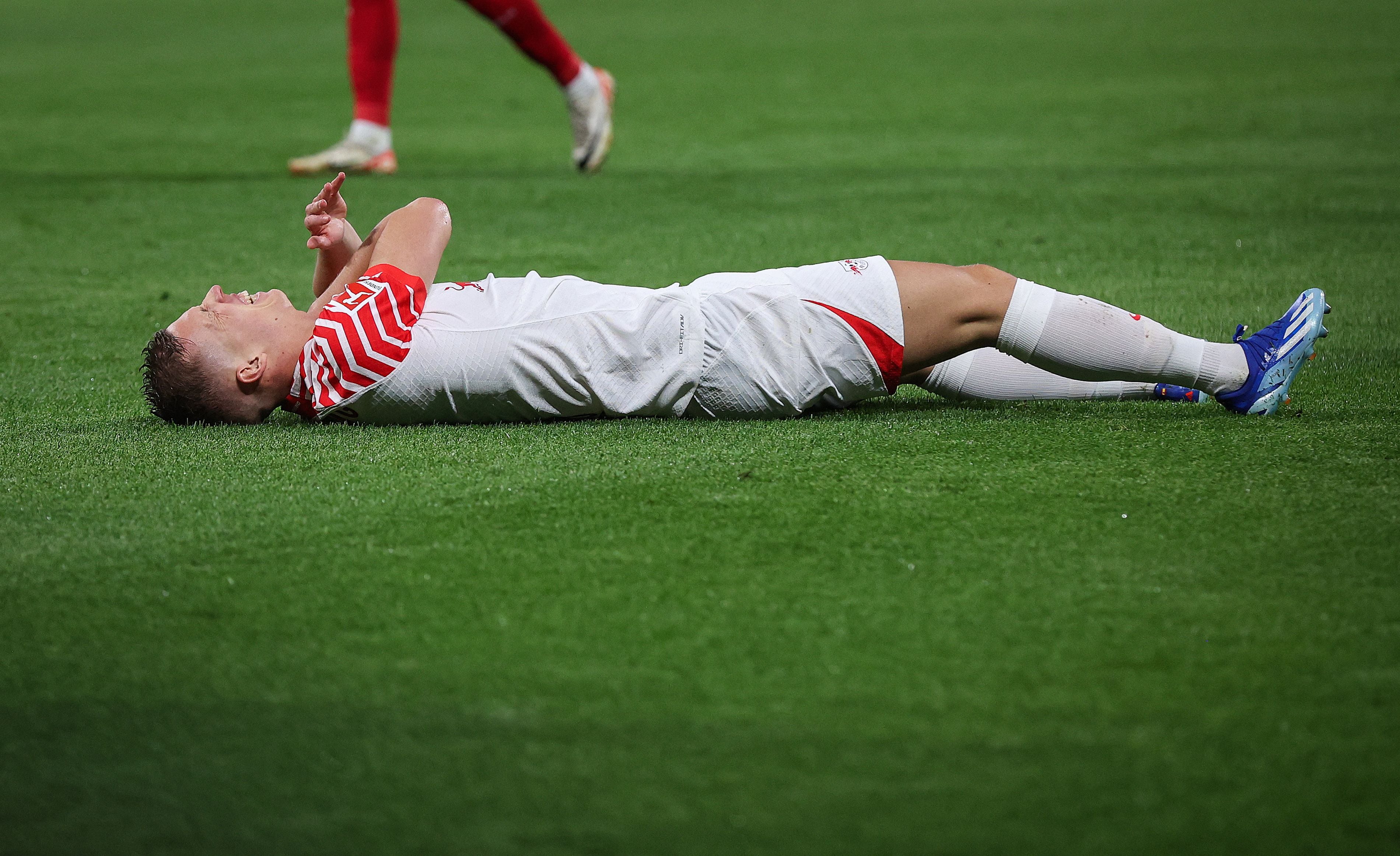 Dani Olmo se duele de su lesión en la clavícula durante el partido entre RB Leipzig y Cologne