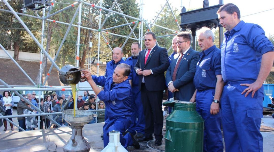 El alcalde de Martos, Víctor Torres, junto al exconsejero de Agricultura, Rodrigo Sánchez de Haro, en una edición anterior de la Fiesta de la Aceituna.