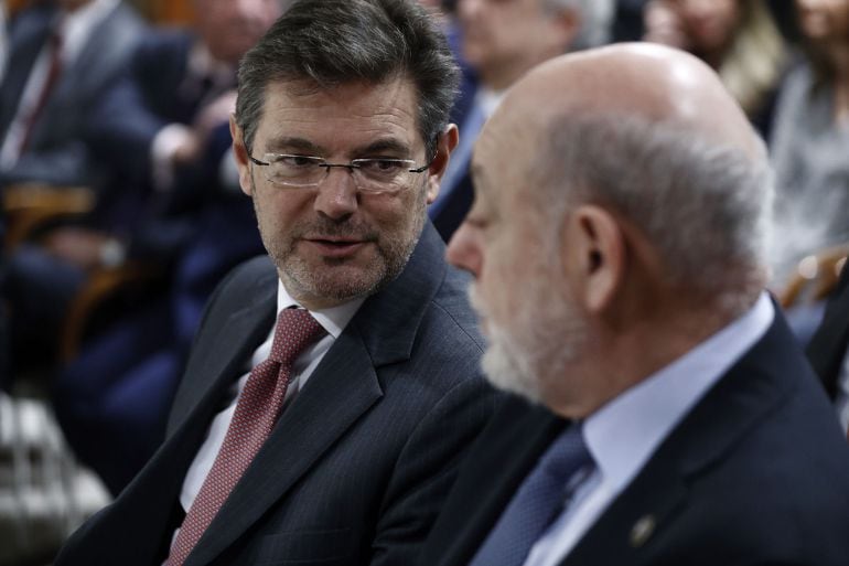 El ministro de Justicia, Rafael Catalá, y el fiscal general del Estado, José Manuel Maza, durante una entrega de premios el pasado 2 de febrero en Madrid.