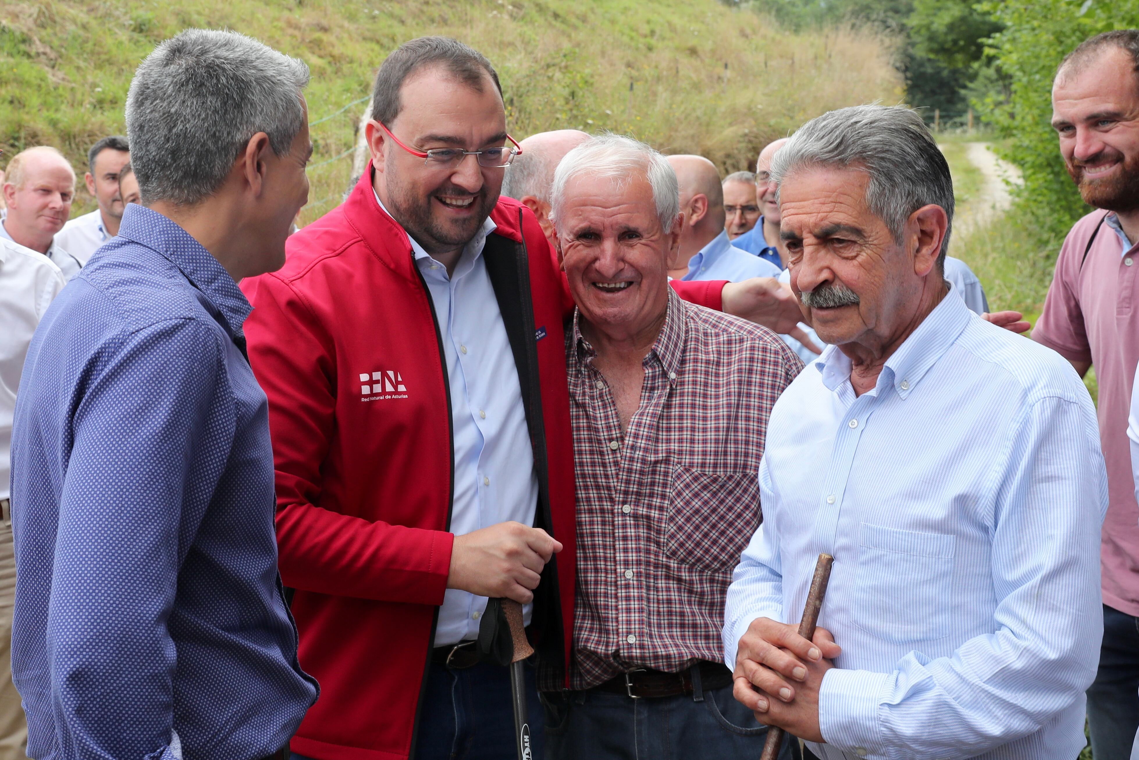 PEÑAMELLERA BAJA (ASTURIAS), 03/8/2022.- El presidente del Principado de Asturias, Adrián Barbón, y el presidente de Cantabria, Miguel Ángel Revilla, que participan este miércoles en la inauguración del Camín de los Santuarios, recorren el tramo que va desde el límite entre las dos comunidades hasta Merodio. EFE/J.L. Cereijido
