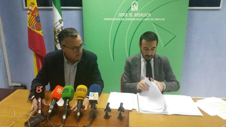 Ángel Gavino y Fernando López Gil, Subdelegado y Delegado de la Junta en el Campo de Gibraltar y en la provincia de Cádiz, respectivamente.
