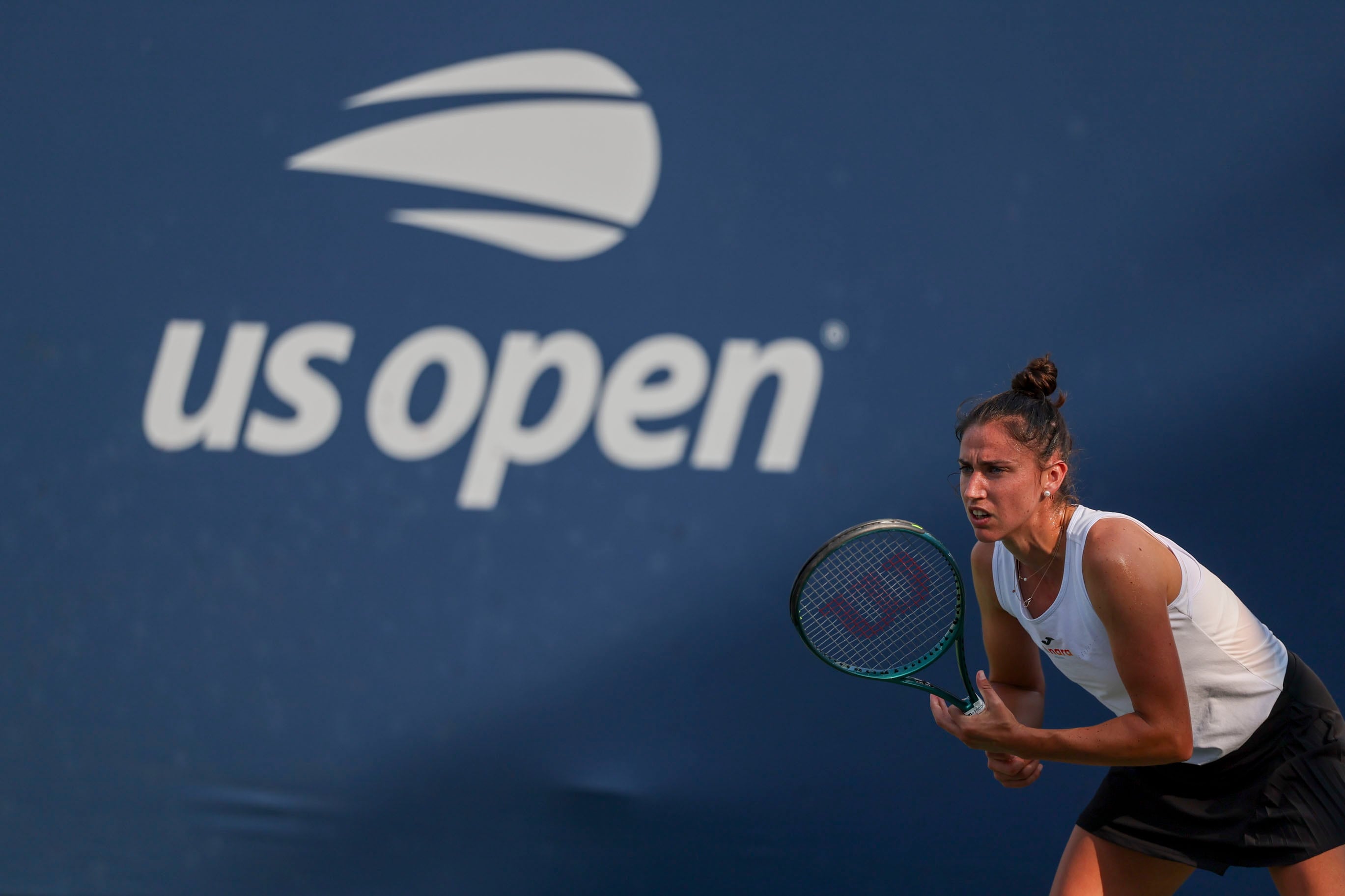 Flushing Meadows (United States), 27/08/2024.- Sara Sorribes Tormo of Spain waits for the serve in the first round match against Alexa Noel of the United States (unseen) during the US Open Tennis Championships at the USTA Billie Jean King National Tennis Center in Flushing Meadows, New York, USA, 27 August 2024. The US Open tournament runs from 26 August through 08 September. (Tenis, España, Estados Unidos, Nueva York) EFE/EPA/SARAH YENESEL
