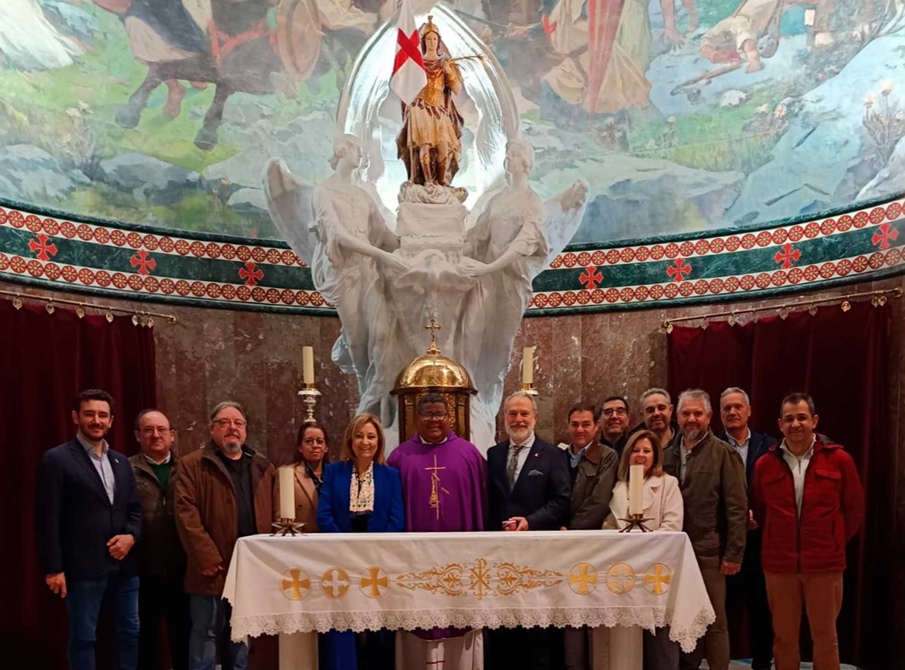 Indalecio Carbonell y Chelo Pascual, acompañados por el presidente de la ASJ, Paco García, el vicario, Jesús Fuentes, el primer tro de la filà, Pepe Sanz, y los mayorales