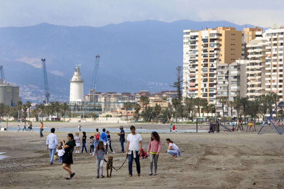 Un grupo de personas en la playa de La Malagueta el primer día en el que los menores de 14 años pueden salir, en Málaga 