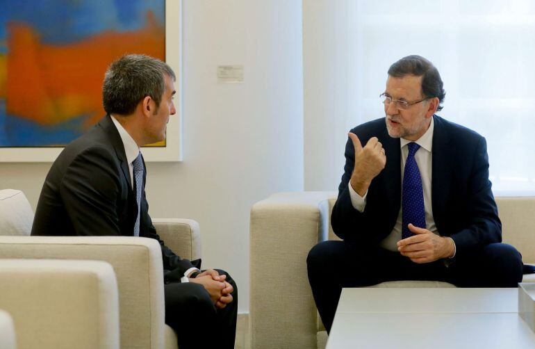 GRA247. MADRID, 02/09/2015.- El presidente del Gobierno, Mariano Rajoy (d), durante la reunión que ha mantenido con el presidente de Canarias, Fernando Clavijo, esta tarde en el Palacio de la Moncloa. EFE/JuanJo Martin