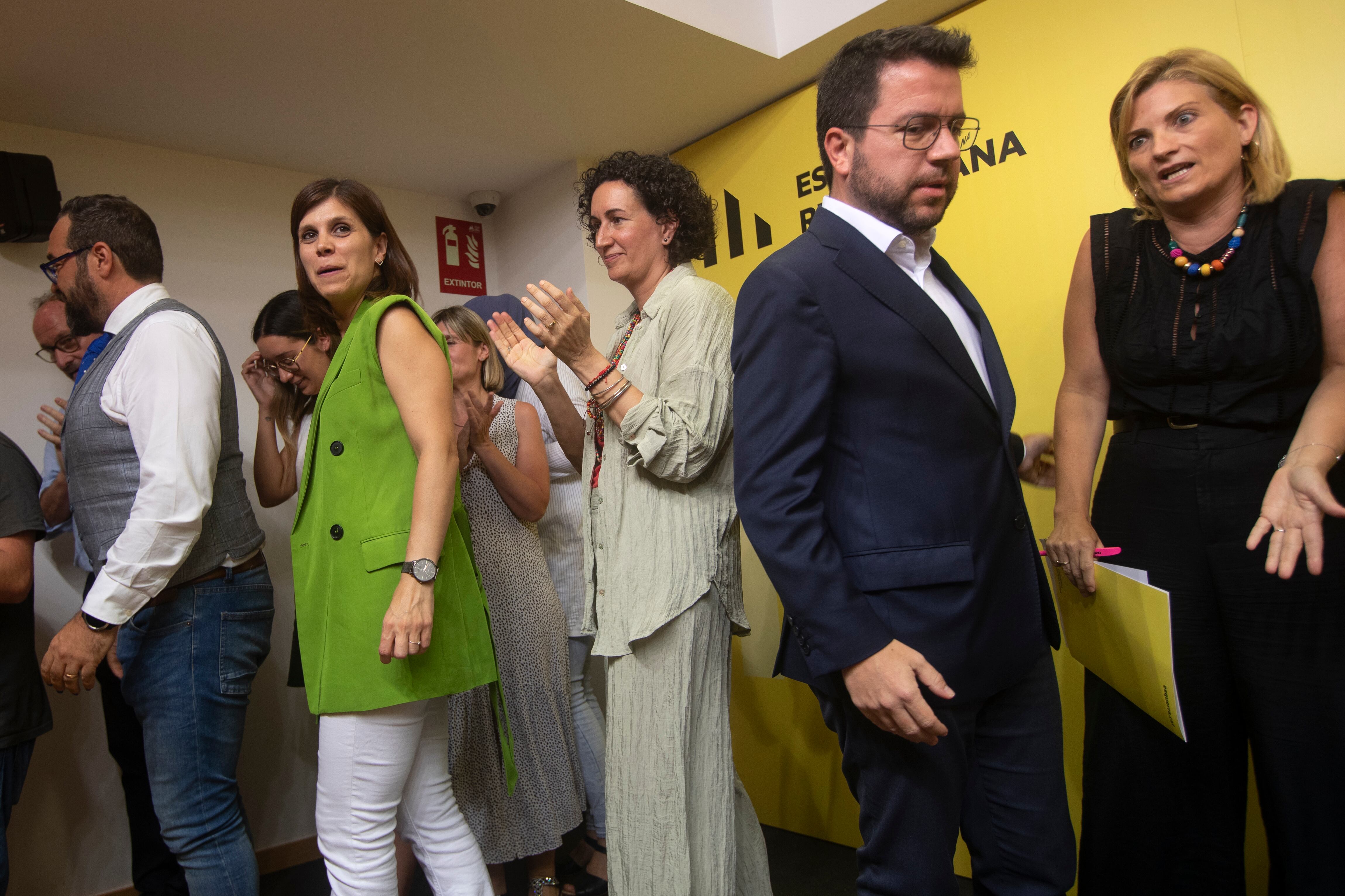 La portavoz de Esquerra Raquel Sans (d) junto a la secretaria general de Esquerra, Marta Rovira (c), el presidente de la Generalitat, Pere Aragonés (2-d), y la diputada Marta Vilalta (2-i) .