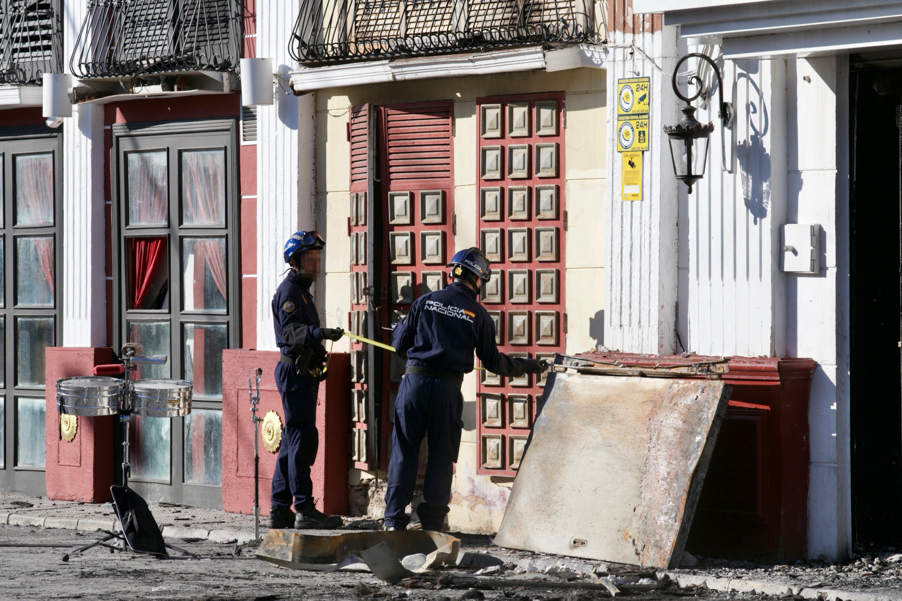 MURCIA, 03/10/2023.- Agentes de la Policía Judicial realizan labores de investigación en las discotecas Teatre y Fonda Milagros de Murcia este martes, tras el incendio declarado la madrugada del pasado domingo y que costó la vida de trece personas. EFE/Juan Carlos Caval
