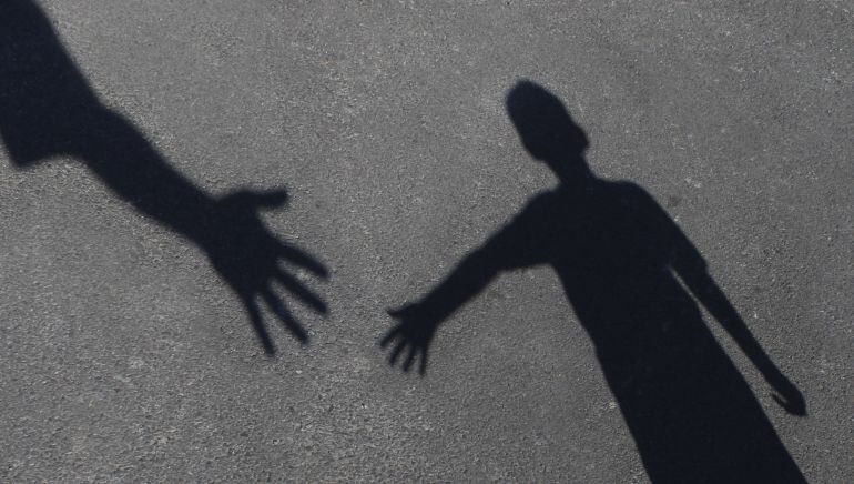 La sombra de un niño que juega en la calle (Imagen de archivo)