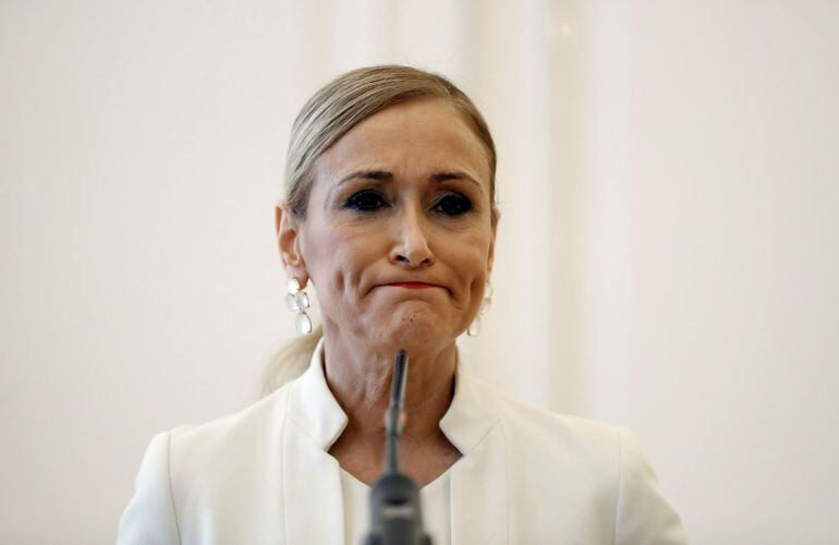 Fotografía de archivo de Cristina Cifuentes durante la rueda de prensa en la que anunció su dimisión.