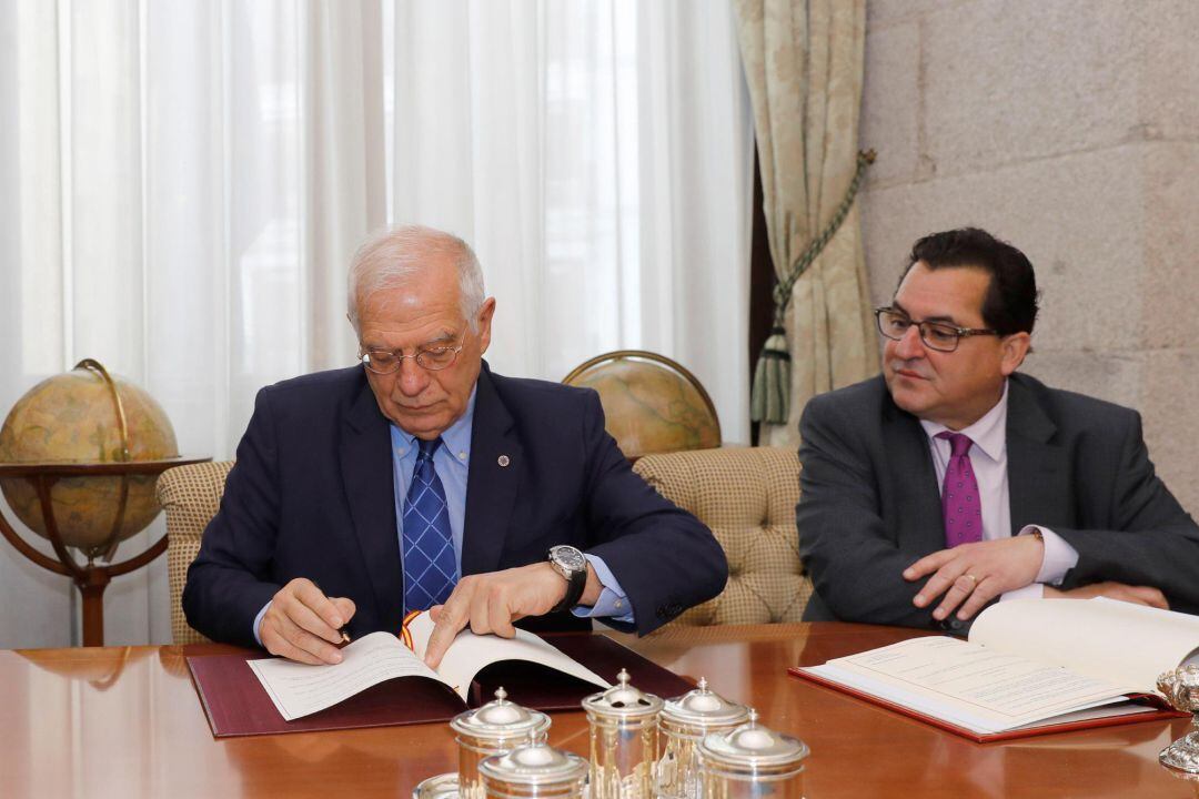 El ministro de Asuntos Exteriores, Josep Borrell (i), junto al secretario de Estado para la Unión Europea, Luis Marco Aguiriano (d), durante la firma del acuerdo fiscal con Reino Unido, en el marco del Brexit