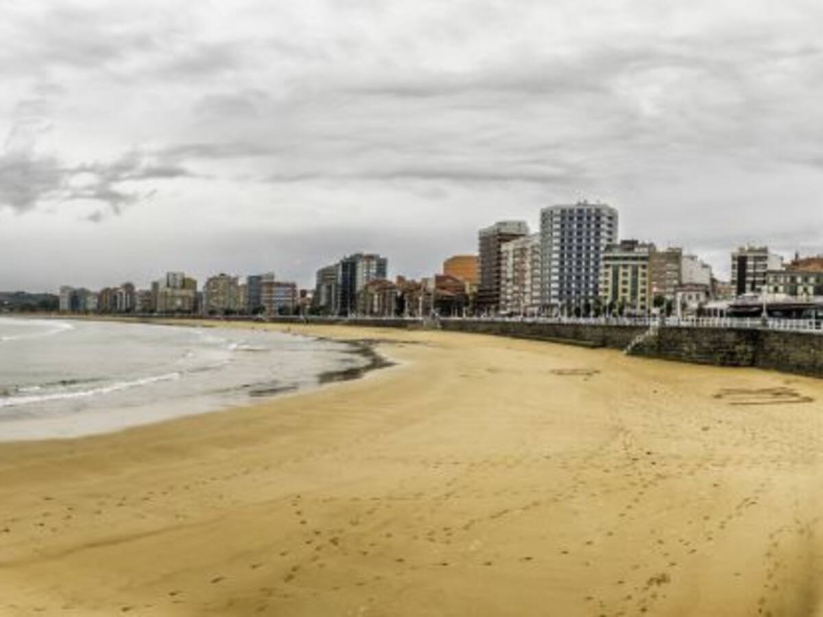 Ana González no descarta cerrar la playa de San Lorenzo si continúan las sanciones por el estado de alarma
