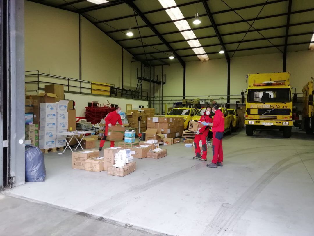 Efectivos preparan el reparto de material