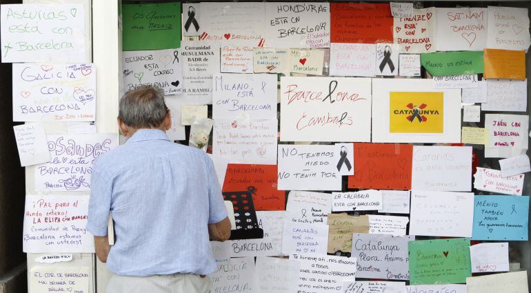 Muestras de solidaridad y cariño en la libería Blanquerna, en Madrid, con las víctimas y familiares de los atentados de Barcelona y Cambrils (Tarragona).