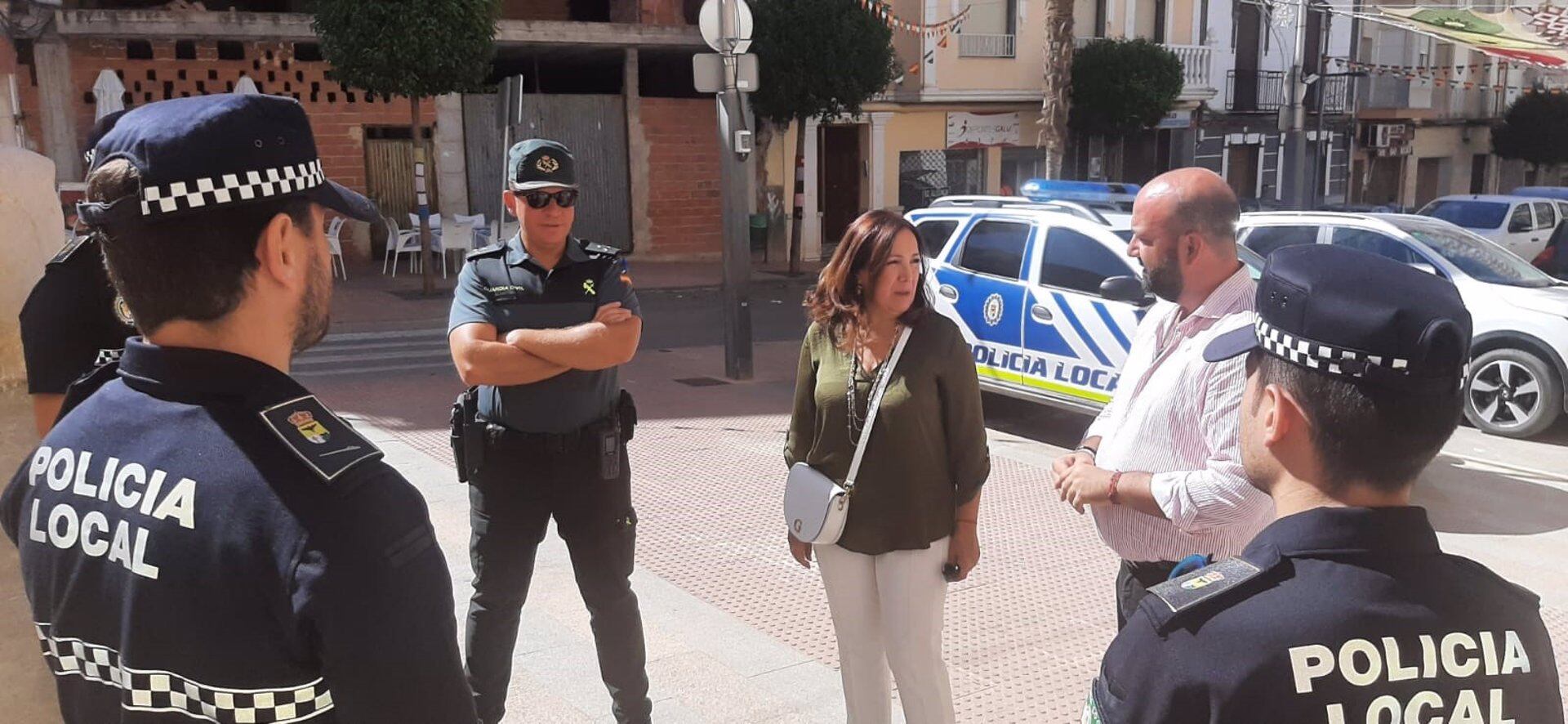 La subdelegada del Gobierno de España en Jaén, Catalina Madueño, rodeada de miembros de la Guardia Civil y Policía Local de Pozo Alcón