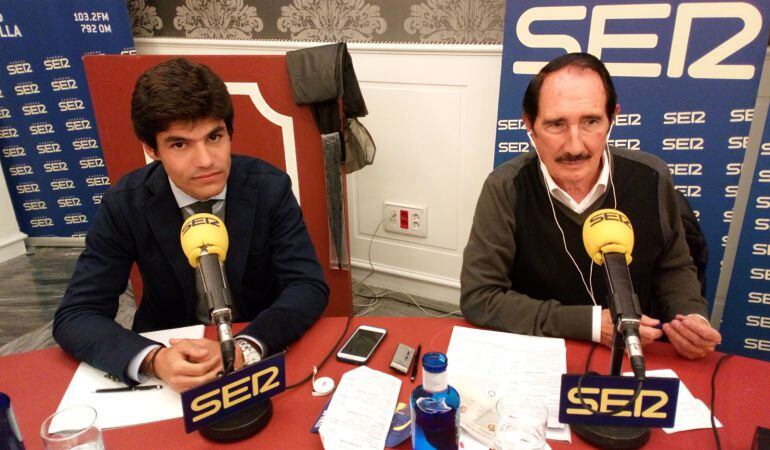 El torero Pablo Aguado, a la izquierda, junto a Manolo Molés en las Tertulias Taurinas de Radio Sevilla desde el Hotel Gran Meliá Colón