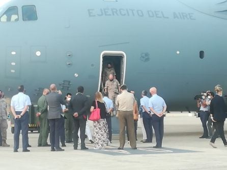 La Ministra, recibiendo a los militares