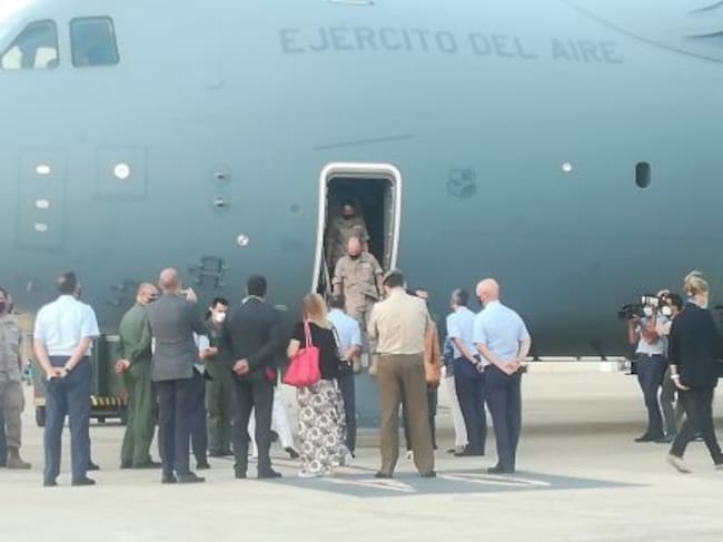 La Ministra, recibiendo a los militares