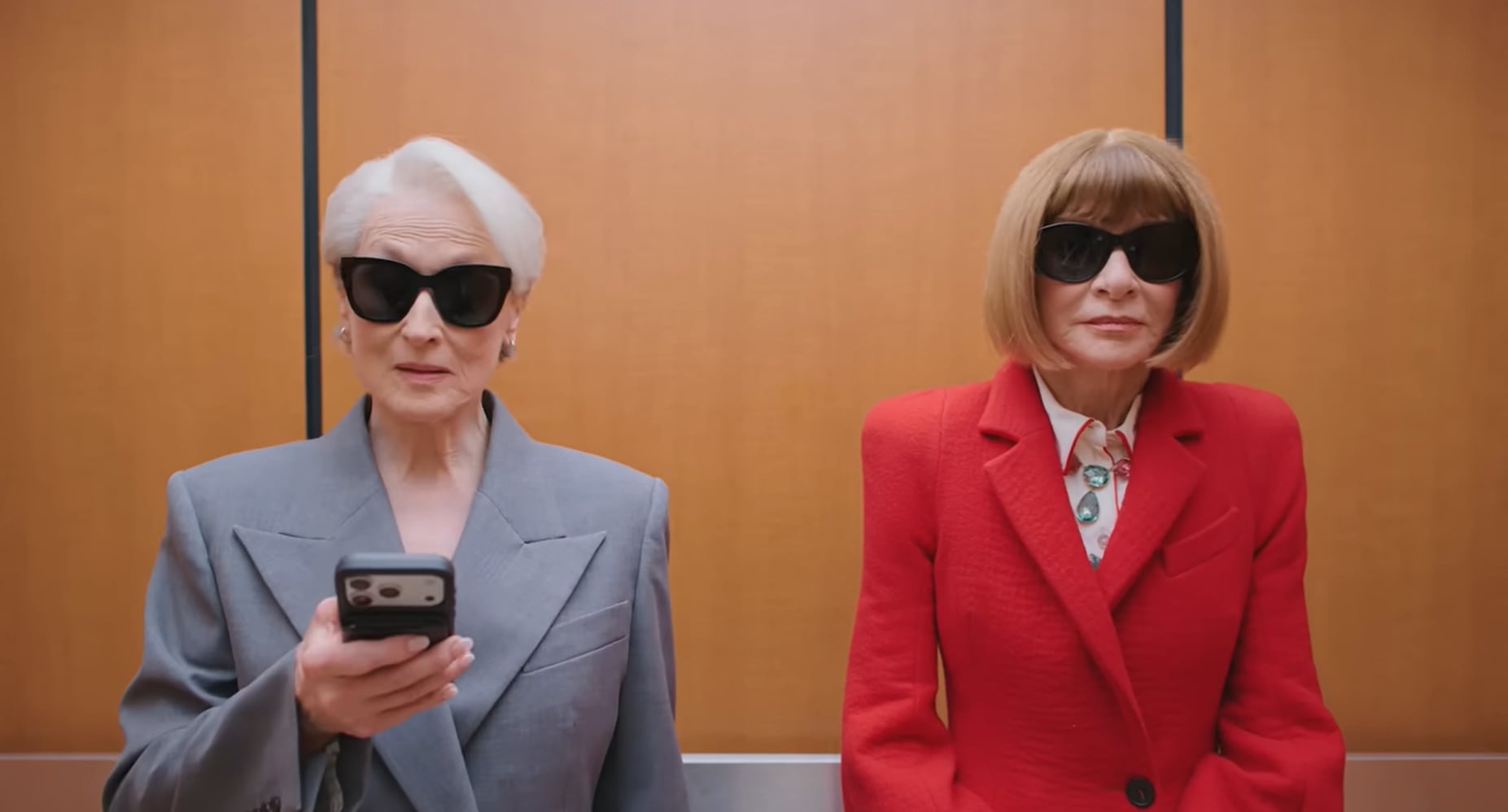 Meryl Streep (i) y Anna Wintour (d) en el vídeo de 'Vogue'