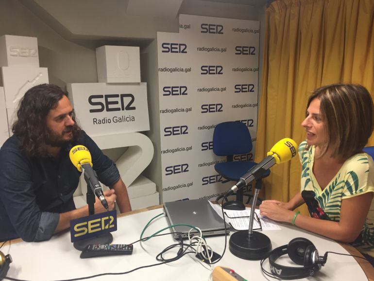 Antón Sánchez junto a Ainhoa Apestegui en el estudio de Radio Galicia