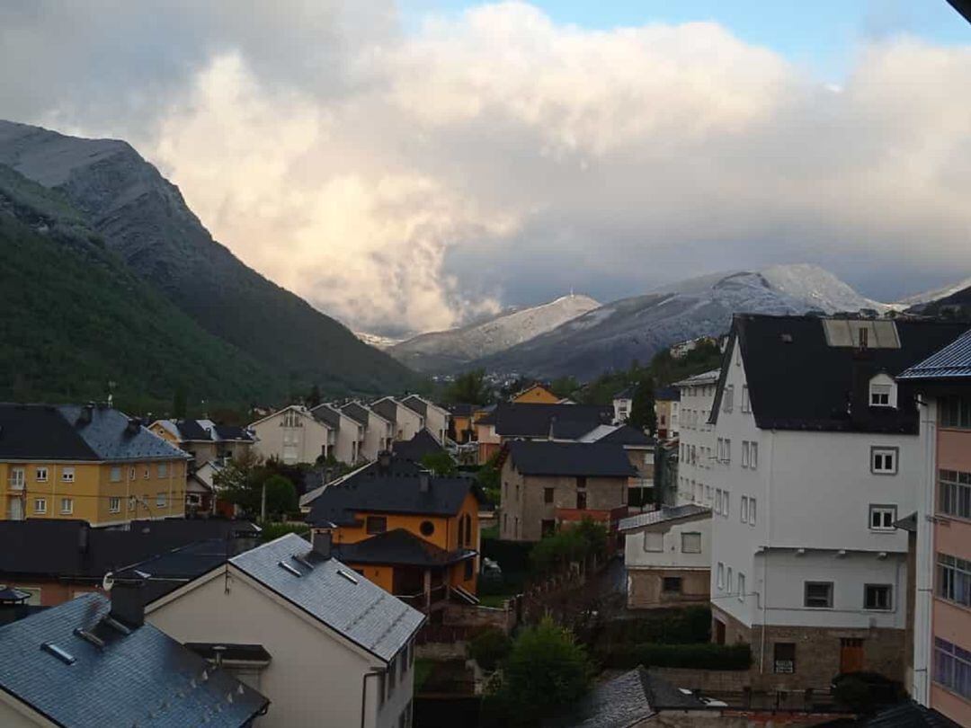 La nieve en las motañas en Laciana