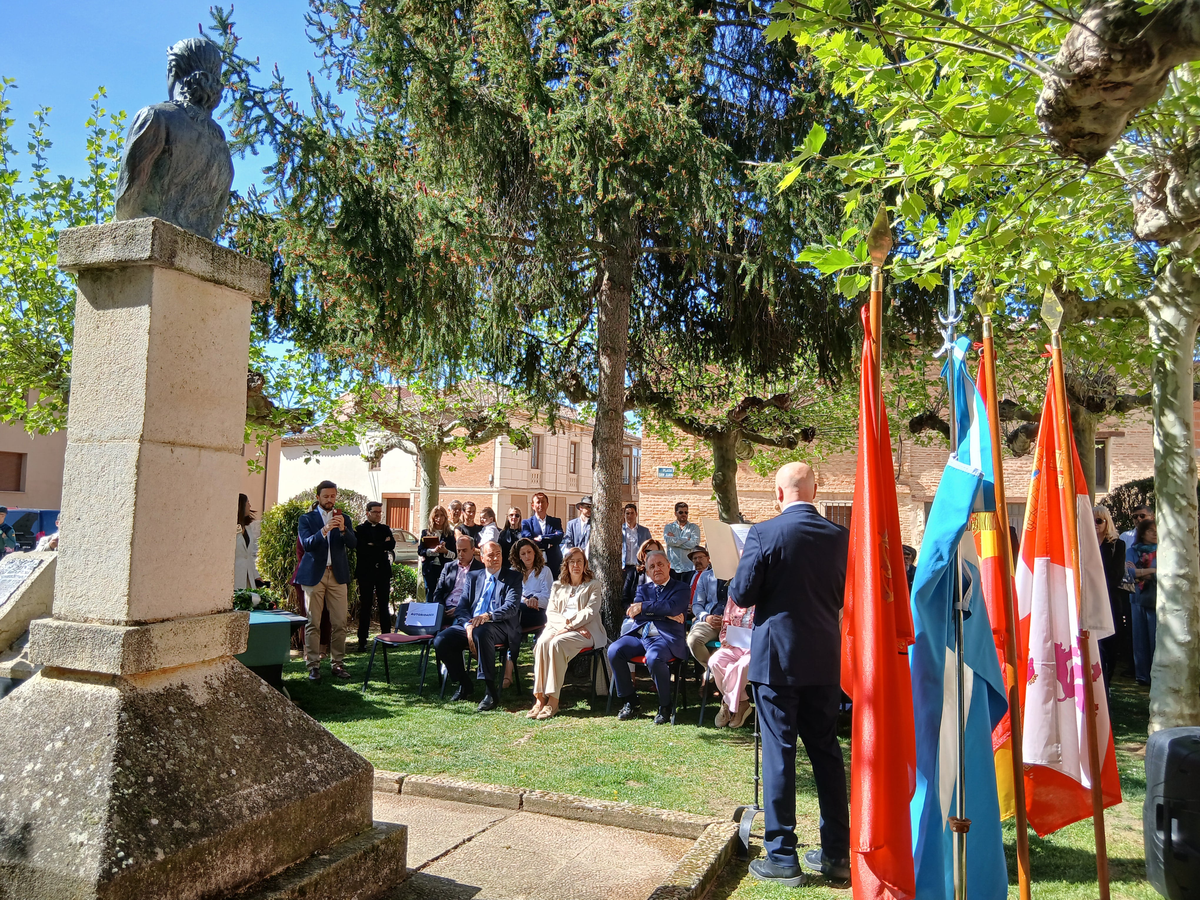 El embajador de la República Argentina en España, Wenceslao Bunge Saravia, en Paredes de Nava en un acto institucional  para honrar los orígenes familiares del general José de San Martín