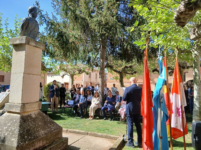 El embajador de la República Argentina en España, Wenceslao Bunge Saravia, en Paredes de Nava en un acto institucional para honrar los orígenes familiares del general José de San Martín