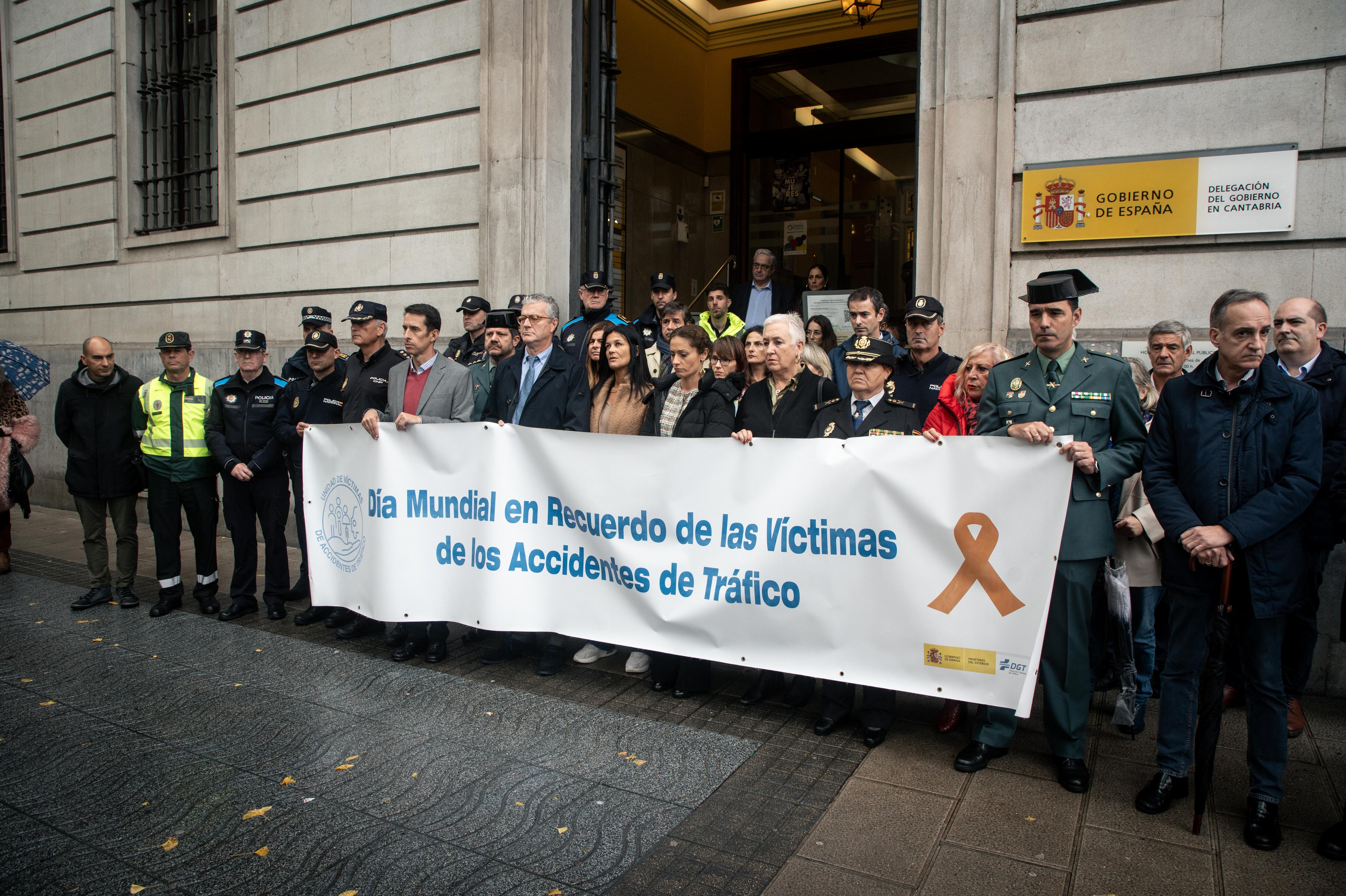 Concentración en la delegación del Gobierno de Cantabria