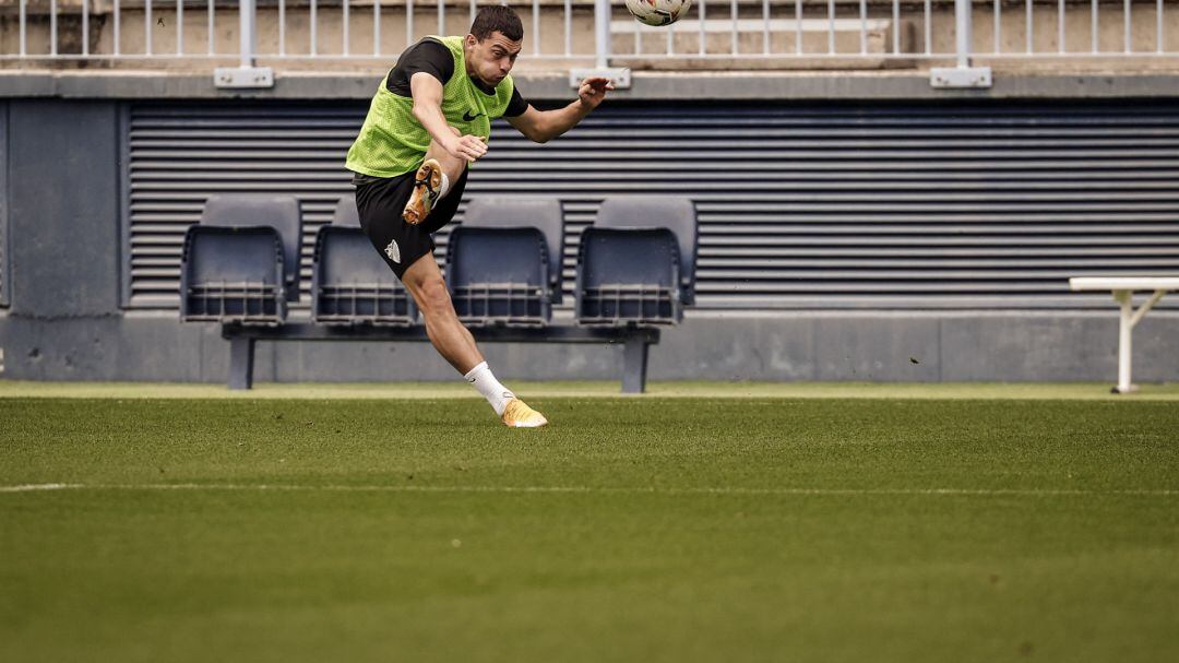 Yannis Rahmani realiza un centro en el entrenamiento